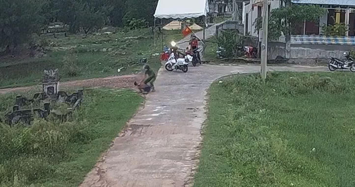 Công an xã Đồng Trạch bắt đối tượng Phan Ngọc Sơn khi có hành vi chống người thi hành công vụ tại chốt kiểm soát phòng chống dịch Covid-19