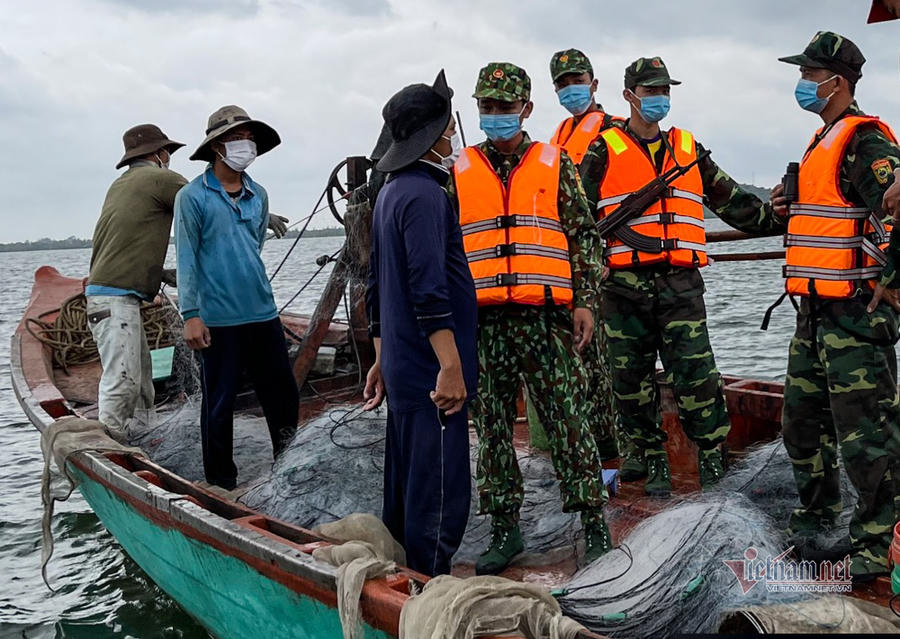 Kiểm tra thuyền đánh cá, tuyên truyền cho người dân phòng chống dịch Covid-19, đồng thời cung cấp số điện thoại đến người dân để phát hiện trường hợp vượt biên trái phép sẽ kịp thời báo về lực lượng chức năng