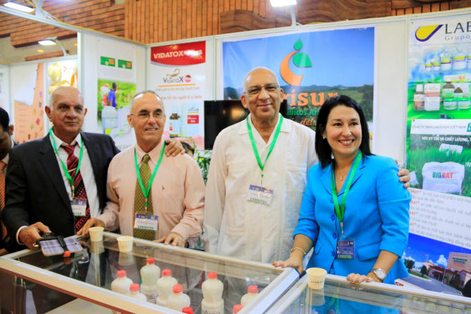 Ông Fabio de J.Linares Pazo (áo đen) và các đông nghiệp tại gian hàng Labiofam Cuba.