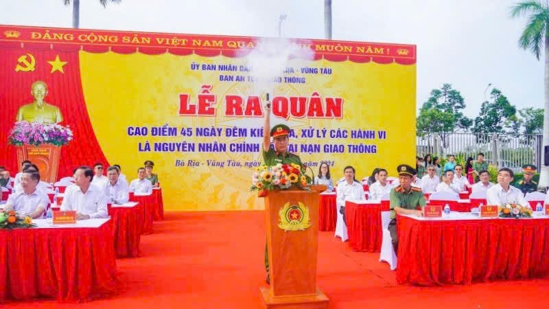 Thượng tá Trần Thanh Hiển, Phó Giám đốc Công an tỉnh bắn súng phát lệnh ra quân thực hiện cao điểm 45 ngày đêm kiểm tra, xử lý các hành vi vi phạm là nguyên nhân chính gây tai nạn giao thông trên địa bàn tỉnh