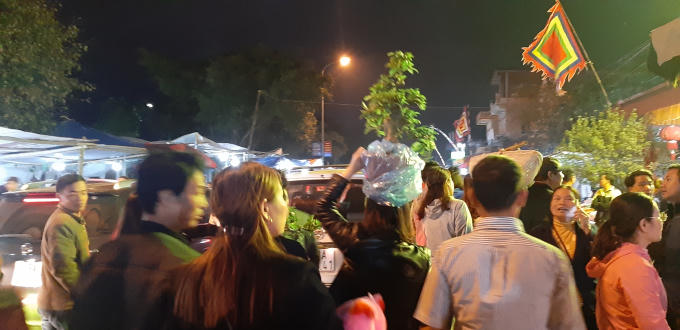 Dòng người nhích từng bước về với chợ Viềng