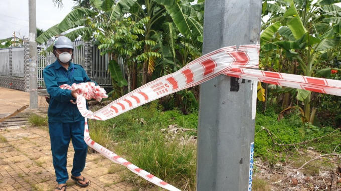 Tháo dây giăng, rào chắn tại KV5, phường Thuận An, TX Long Mỹ. ảnh Lý Lam Anh