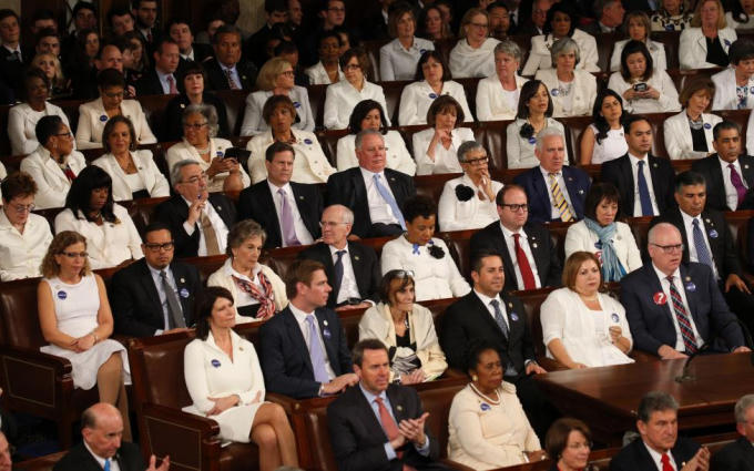 Theo kết quả điều tra dư luận do RealClearPolitics công bố, 44% số người Mỹ được hỏi nói rằng tổng thống đang làm tốt mọi việc.
