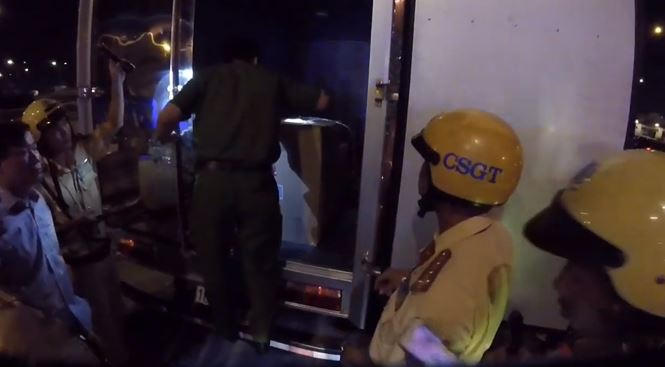 Kiểm tra trên thùng chiếc xe bán tải có 2 thùng carton chứa gần 900 bánh ma tuý. Hiện công an đang mở rộng điều tra vụ việc.