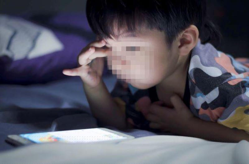 Nhiều vụ việc đáng tiếc đã xảy ra với trẻ em do chính hệ quả từ mạng xã hội. (Ảnh minh họa)