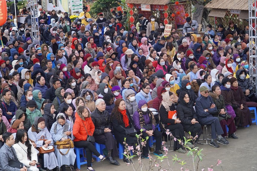 Ban tổ chức đã bố trí thêm nhiều ghế ngồi tại khu vực ngoài sân chùa để phục vụ người dân. Ảnh: Đội truyền thông chùa Long Hưng