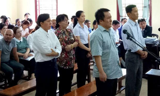 Các bị cáo tại phiên tòa xét xử.