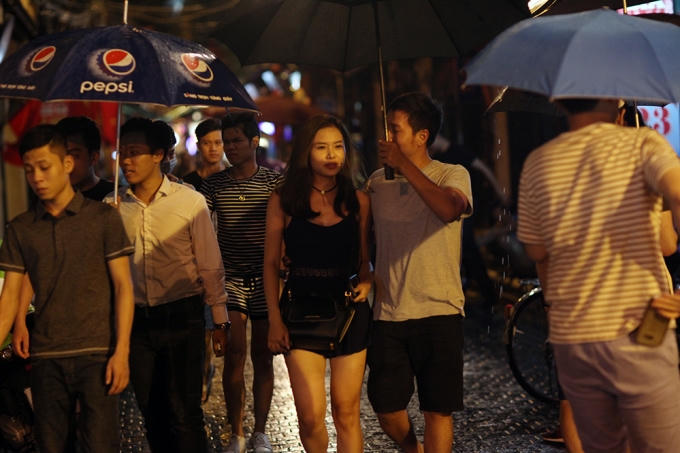 Mặc dù mưa nặng hạt nhưng phố cổ Hà Nội ngày đầu nới giờ giới nghiêm tới 2h sáng vẫn rất đông đúc.