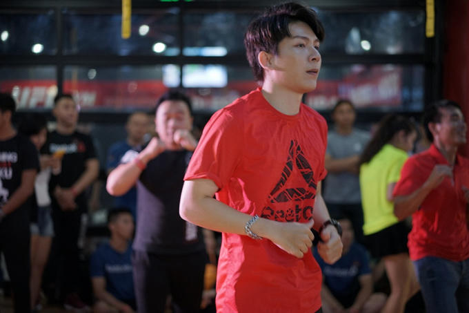 Tường Linh khoe v&ograve;ng eo con kiến tại s&acirc;n khấu thể thao