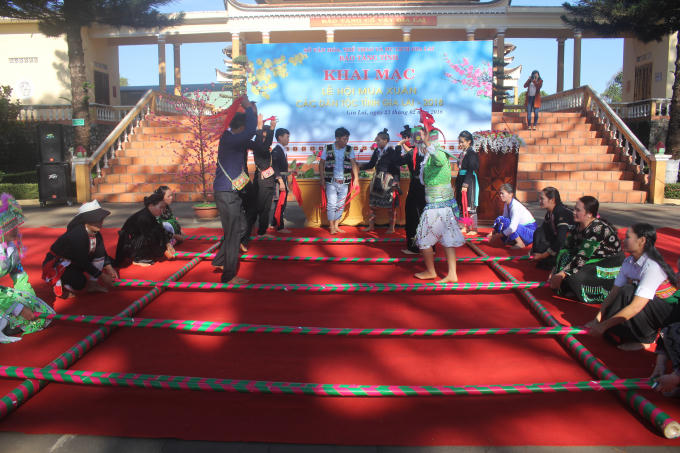 Một tiết mục nhảy sạp của thanh niên Tày, Nùng trong buổi khai hội.
