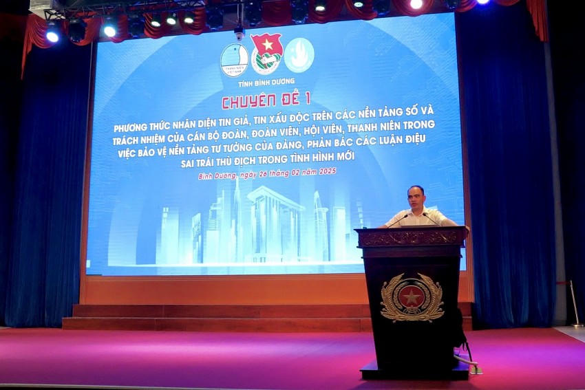 Trung tá, Tiến sĩ Lê Hoàng Việt Lâm - Giảng viên Khoa Lý luận chính trị và Khoa học xã hội nhân văn, Trường Đại học An ninh nhân dân trình bày chuyên đề.