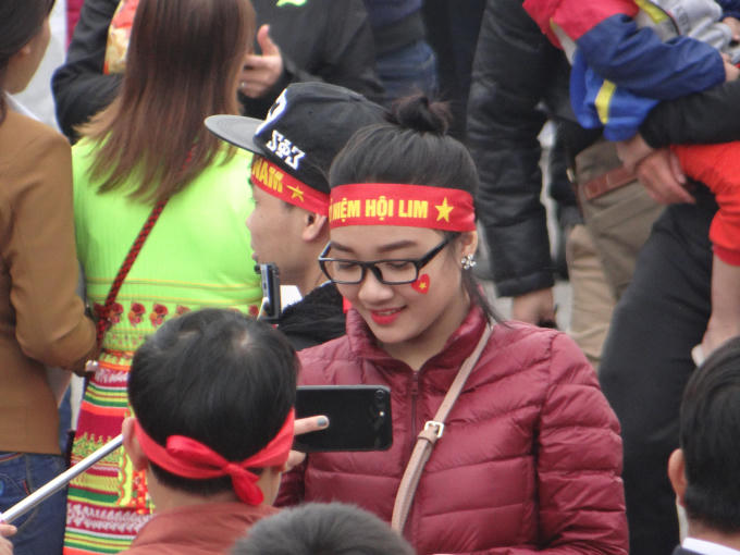 Bạn nữ thể hiện tình yêu Hội Lim bằng việc đeo băng zôn "Kỷ niệm Hội Lim".