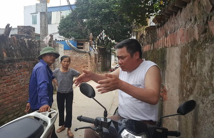 Ông Vương (áo trắng) và một số người dân đưa phóng viên ra khu vực 'vườn quan' xưa kia