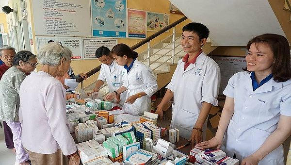 Ngoài khám bệnh, người dân còn được cấp phát thuốc miễn phí