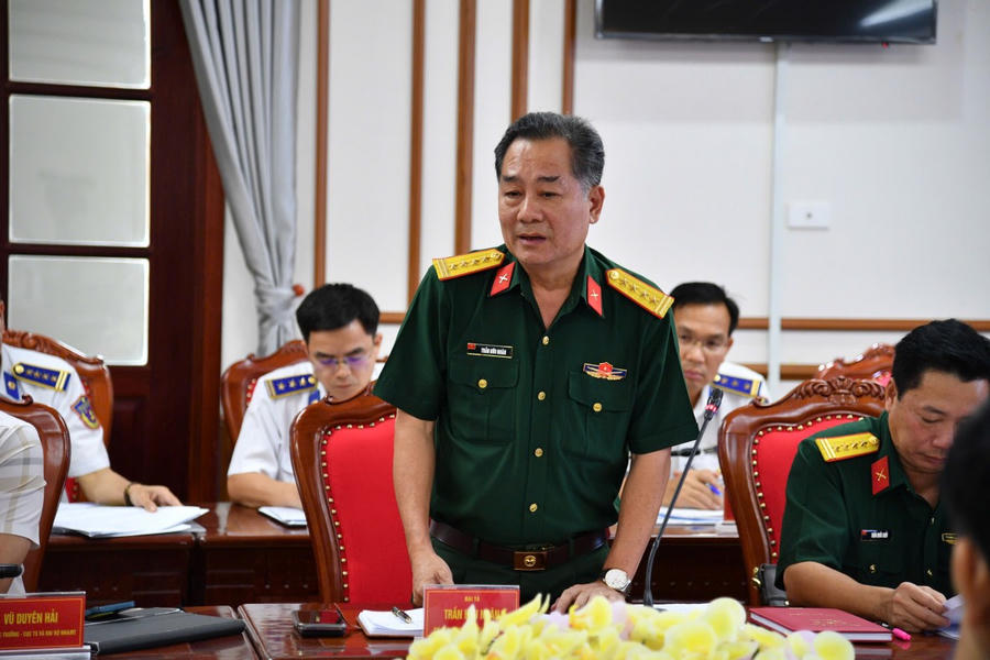 Đại tá Trần Hữu Nhân - Phó Tham mưu trưởng, Bộ Tư lệnh Quân khu 7 phát biểu tại Hội nghị