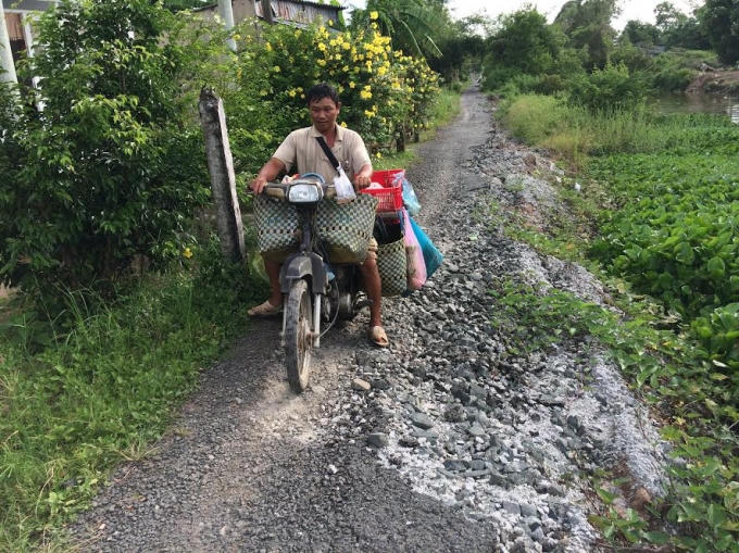 Người dân gặp khó khăn khi đi qua khu vực sụt lún.