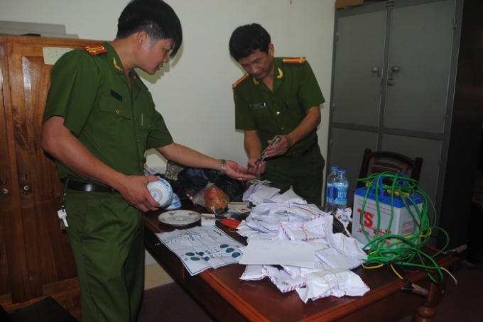 Tang vật vụ bắt giữ 39 đối tượng đánh bạc trong rừng tràm tại cơ quan điều tra công an huyện Quỳnh Lưu. Ảnh Duy Ngợi