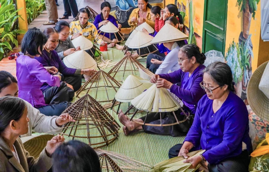 Nghề nón ở Vân Thê (thị xã Hương Thủy) đang là một trong những sản phẩm du lịch cộng đồng của Thủy Thanh.