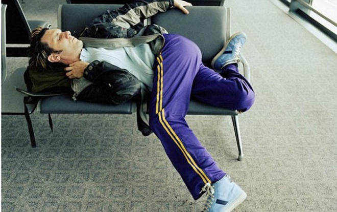 Một tư thế ngủ của hành khách nam nhận được nhiều lượt chia sẻ.