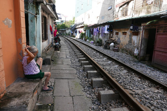 Nhà cửa sát đường tàu, thậm chí nhà một bên, công trình phụ một bên khiến nhiều ý kiến cho rằng nơi đây không an toàn. Tuy nhiên, do không thuộc đoạn cầu đường sắt có các ô vòm bịt thông, không rõ đoạn khu dân cư sát đường tàu này có được điều chỉnh, cải tạo trong thời gian tới hay không.