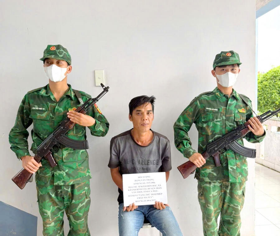 Đối tượng Đặng Văn Trạng khai hành vi tàng trữ trái phép chất ma túy tại Đồn Biên phòng Khánh Hội.