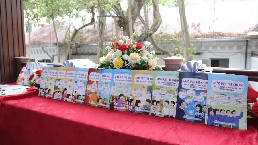 Lần đầu tiên ra mắt bộ sách giáo dục tài chính cho học sinh từ lớp 1 đến lớp 12.