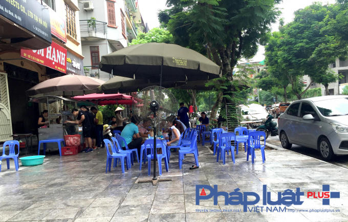 Nhiều vỉa hè tại Hà Nội bị tái lấn chiếm sau 5 tháng ra quân dọn dẹp.