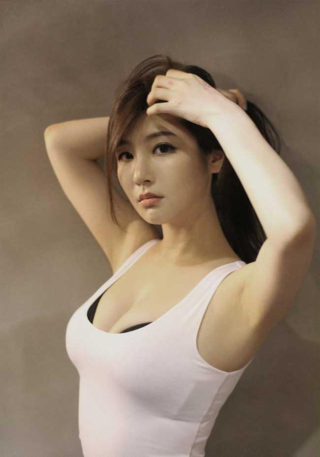 Body nuột nà, nữ tính của người đẹp nhờ thói quen tập chăm chỉ. Cô từng chia sẻ mình tập bụng tới mức mỏi nhừ khu vực quanh vòng 2 để đốt mỡ, giữ dáng thon thả.