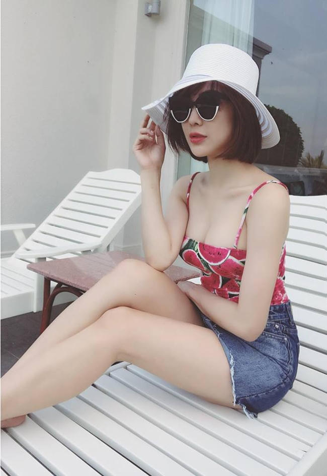 Thậm chí, cô còn được trang giải trí Sina (Tân Lãng) của Trung Quốc hết lời khen ngợi về nhan sắc. Hãng tin lớn nhất Trung Quốc còn nhận định mỹ nhân Việt sở hữu vẻ đẹp "tuyết phu hoa mạo" (làn da trắng như tuyết, mặt đẹp như hoa) hiếm có.