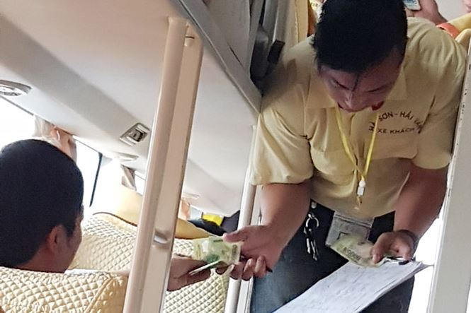 Đối với khách dù có vé sẵn, nhưng phần lớn đều không được nhà xe Hà Sơn – Hải Vân xé vé. Còn những hành khách bắt dọc đường được nhân viên nhà xe tự đưa ra mức giá theo thỏa thuận thay vì bán vé theo quy định.