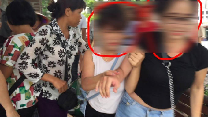 Hai cô gái bán tăm với giá "cắt cổ".