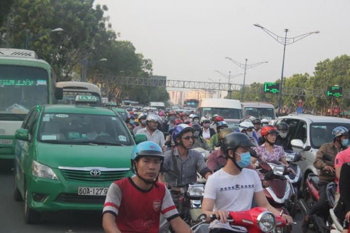 Hàng ngàn phương tiên nối đuôi nhau nhúc nhích khó nhọc.