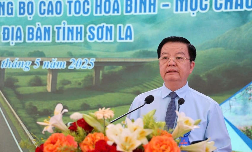 Ông Mai Văn Chính, Ủy viên BCH Trung ương Đảng, Phó Thủ tướng Chính phủ phát biểu tại lễ khởi công (Ảnh: Sonla.gov).
