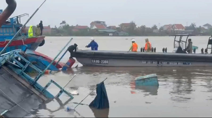 Cảnh sát giao thông hỗ trợ, cứu tàu gặp nạn