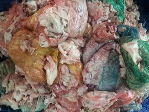Số thực phẩm bẩn được thu mua để bán cho cửa hàng chế biến pa tê, xúc xích.