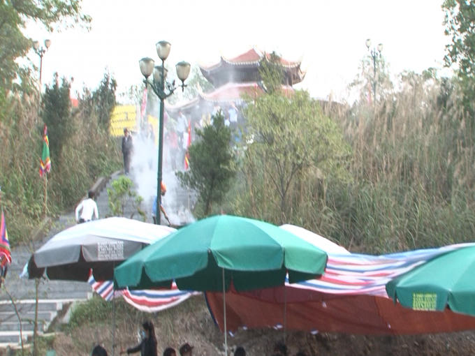 Khói nướng thịt, nướng xúc xích, khói đốt vàng mã, đốt lá cây.. bủa vây ngay khu vực tượng Thánh Gióng.