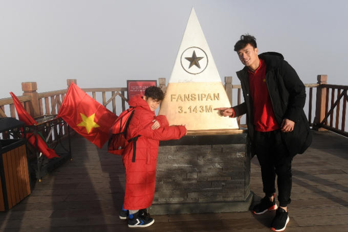 Tuyển U23 chào cờ trên đỉnh Fansipan.