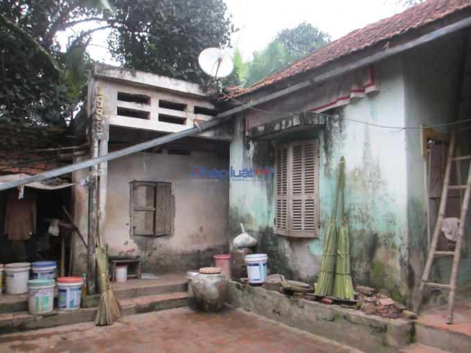 Căn nhà cấp 4 từ bao đời nay đã bị xuống cấp, rêu xanh mọc đầy tường (Ảnh: Thu Hường)