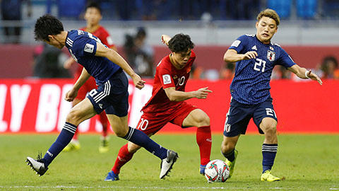 C&ocirc;ng Phượng đ&atilde; c&oacute; trận đấu l&agrave;m h&agrave;ng thủ của đội tuyển Nhật Bản to&aacute;t mồ h&ocirc;i hột.