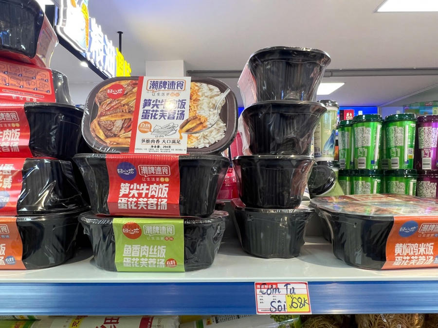 Món cơm tự sôi được bày bán khá nhiều, nhưng không có nhãn phụ bàng Tiếng Việt nên người mua không biết cách sử dụng, cũng như không biết rõ hạn sử dụng của sản phẩm.