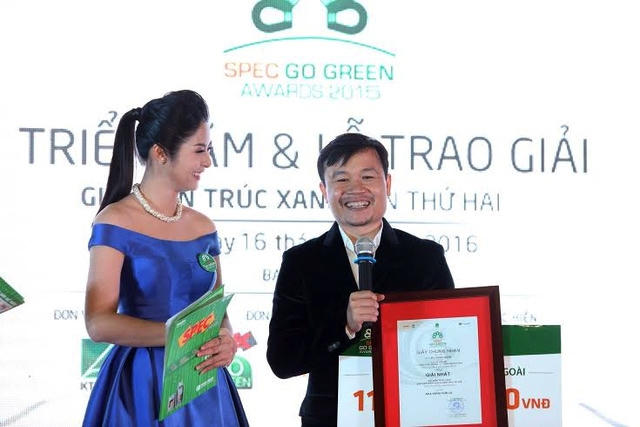 Hoa hậu Ngọc Hân phỏng vấn KTS Võ Trọng Nghĩa khi anh đoạt giải nhấttại giải Kiến Trúc Xanh 2015
