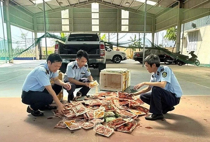 Gần 1 tạ thực phẩm không nguồn gốc bị lực lượng quản lý thị trường bắt giữ.