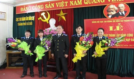 Ông Lê Quang Tiến - Bí thư Đảng ủy, Cục trưởng THADS Hà Nội chúc mừng các đồng chí đảng viên mới.