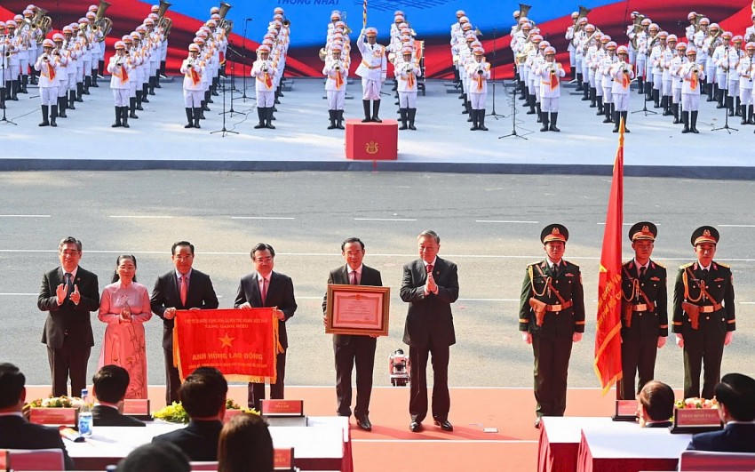 Tổng Bí thư Tô Lâm đã trao Danh hiệu Anh hùng Lao động đến Đảng bộ, chính quyền và nhân dân TPHCM.