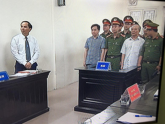 Bị cáo Phan Văn Anh Vũ (Vũ "nhôm", mặc áo kẻ ca rô sẫm màu) bị tuyên phạt 9 năm tù. (Ảnh: báo Người lao động)