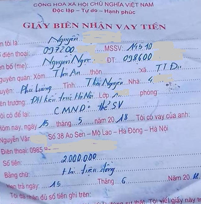 Giấy biên nhận vay tiền nạn nhân để lại bên bờ suối.