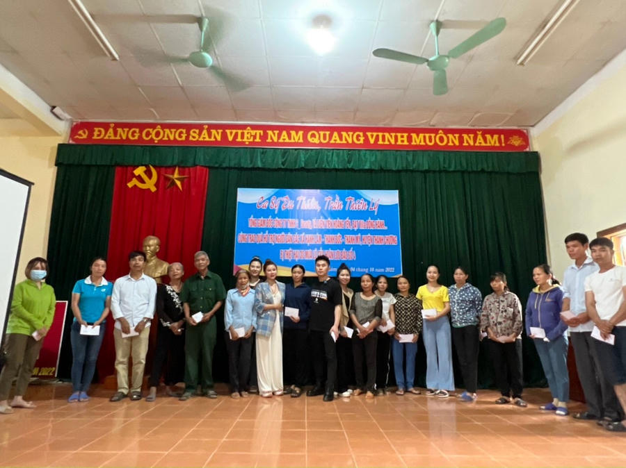 Ca sĩ Du Thiên cùng các mạnh thường quân tại buổi trao quà ủng hộ người dân vùng lũ.