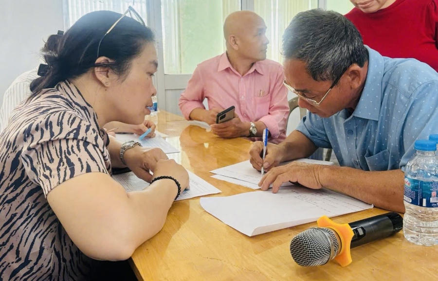Người dân chờ làm thủ tục nhận vị trí đất tái định cư trước và sau khi bốc thăm.