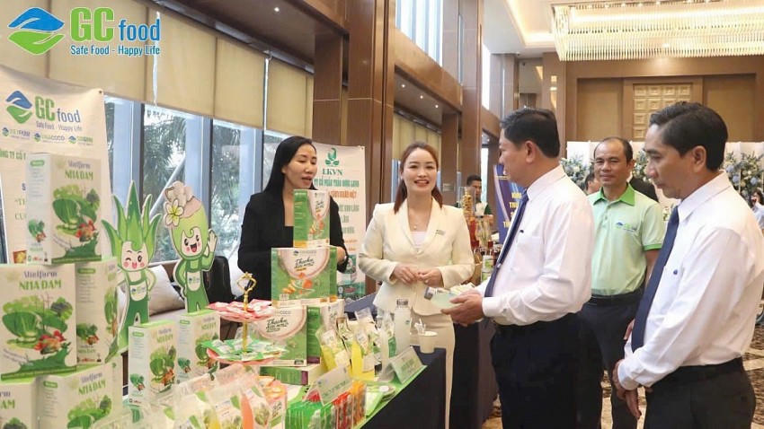 Cải cách thể chế chỉ hiệu quả khi đi cùng cải cách con người, với cán bộ chuyển từ giám sát sang đồng hành, từ xử lý sang hỗ trợ.