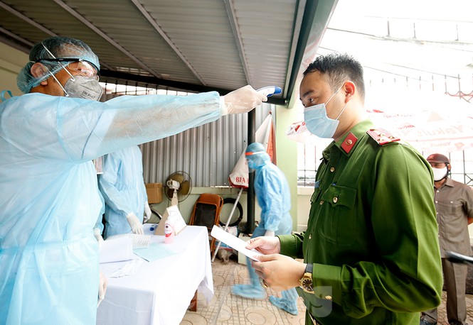 Cận cảnh xét nghiệm nhanh hàng trăm người ở chợ Ngã Tư Sở - ảnh 5